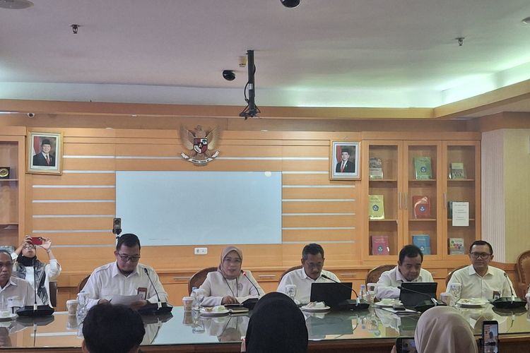 Pemerintah Menegaskan Tidak Ada PHK Masal Bagi Guru Besar-Besaran