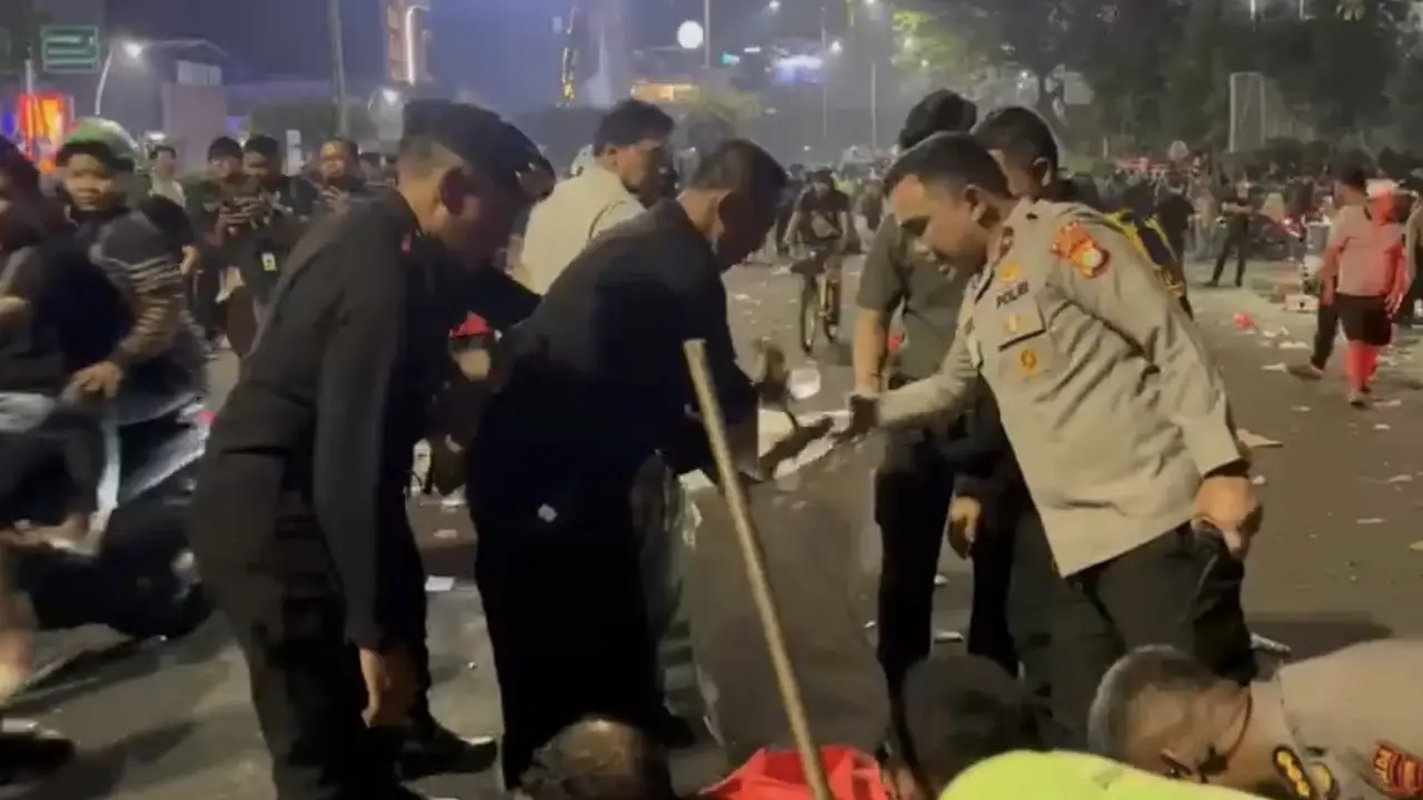 Jendral Polisi Punguti Sampah Usai Kawal Demo