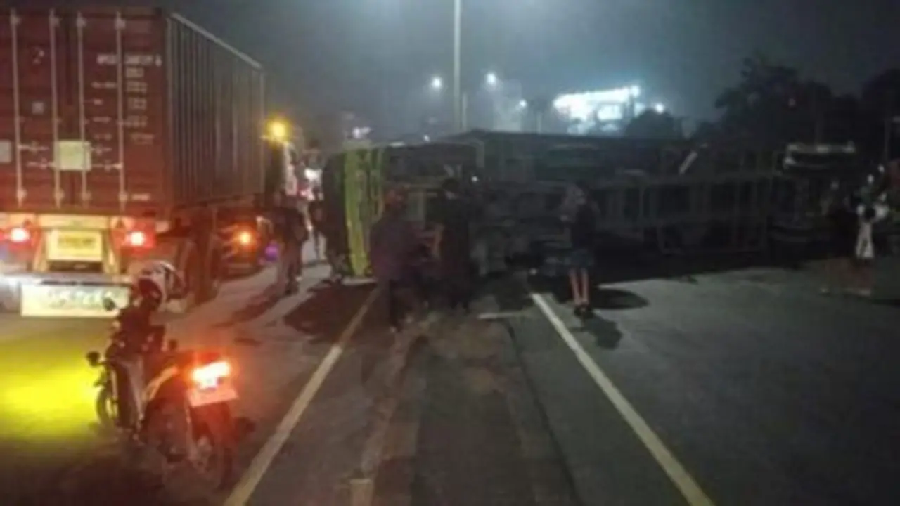 Akses Bekasi Terganggu, Truk Kontainer Terguling Di Flyover Kranji